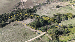 Excelente Terreno com nascente D`água de 13.000m² – em Porangaba/SP, à 500m da rodovia.