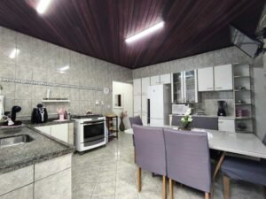 Casa com piscina no centro de Bofete-SP