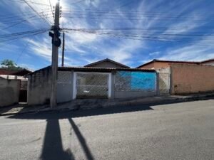Casa à venda -500m da praça da matriz em Bofete/SP